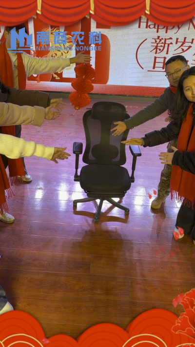 🎇 元旦快乐，温暖相伴 🎇时光匆匆，感恩 2025 年每一份支持与陪伴！从猪场到工厂，南商农科的成长，离不开每一位合作伙伴与家人的信赖！2026 年，我们将继续以贴心服务和硬核设备，陪您一路前行，养殖